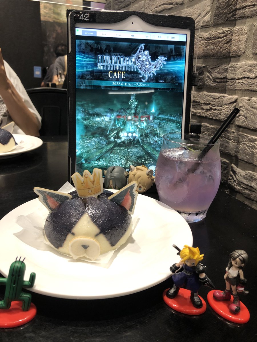 ff7 カフェ2022
前期は東新宿のアルトニアに行ったので、後期はアキバに来ましたよ

しれっと俺たちFFキャラですが何か?っていう顔をして🦁🍩がいるのは最早仕様
🍩{美味そうッスね🦁さん
🦁{ちっ。肉はねぇのか肉は 