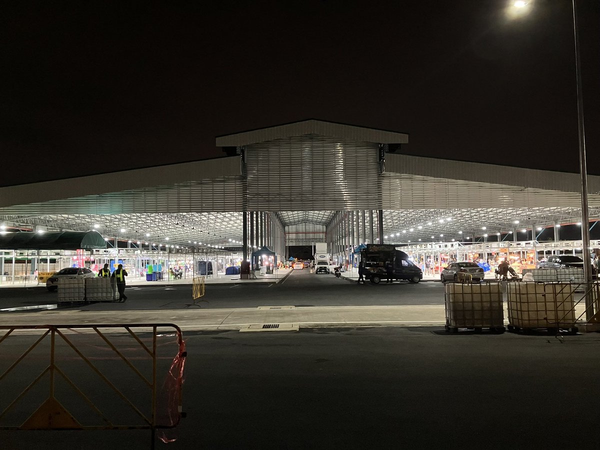 chalichali's tweet photo. ฉายหนังตลาดบางแคภิรมย์คืนแรก ตอนแรกจะฉายที่ลานจอด แต่ฝนถล่มคืนก่อนเลยย้ายมาฉายในตลาด ปลอดภัยดี  มีเสื่อปูให้นั่ง คนอุ่นหนังฝาคั่งพอสมควร อาหารมีให้ซื้อกินไม่ขาด หนังจบคนดูช่วยเก็บเสื่อ ขอบคุณมากค่ะ ยังเหลืออีกสองคืน #กรุงเทพกลางแปลง https://t.co/tihEsFdv7s