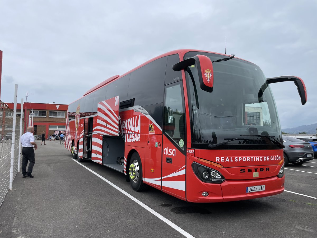 RealSporting's tweet image. 🔜 Alicante.

El equipo ya ha partido desde Mareo hacia el Aeropuerto de Asturias 🛫

#PretemporadaRojiblanca