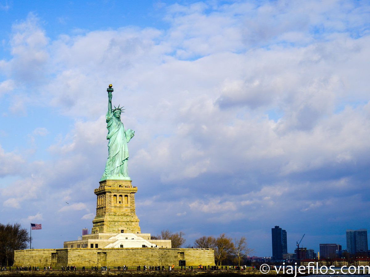 viajefilos's tweet photo. 📣📣📣 Nuevo❗️1️⃣8️⃣ experiencias imprescindibles que vivir en Nueva York en Navidad: los miradores 🌇 los espectáculos ⛹🏿‍♂️ los edificios 🕍 visitas 🗽

¿En plena ola de calor? Si quieres encontrar un vuelo barato, enchufa en ventilador y ponte a ello ▶️ https://t.co/Ow6RTSfhaQ https://t.co/RenNk9ITof