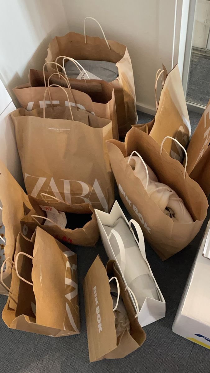 lifeasbulan's tweet photo. In honour of National Girlfriend’s Day that falls on 1st August 2022, Monday, I’ll make a special thread on what to buy for your girlfriend🤍🎁💐💍✨

Rt this so you can help other bf/gf yg langsung takda idea or taktau kewujudan national gf day😃👍🏻 https://t.co/gGOrkNe5N6