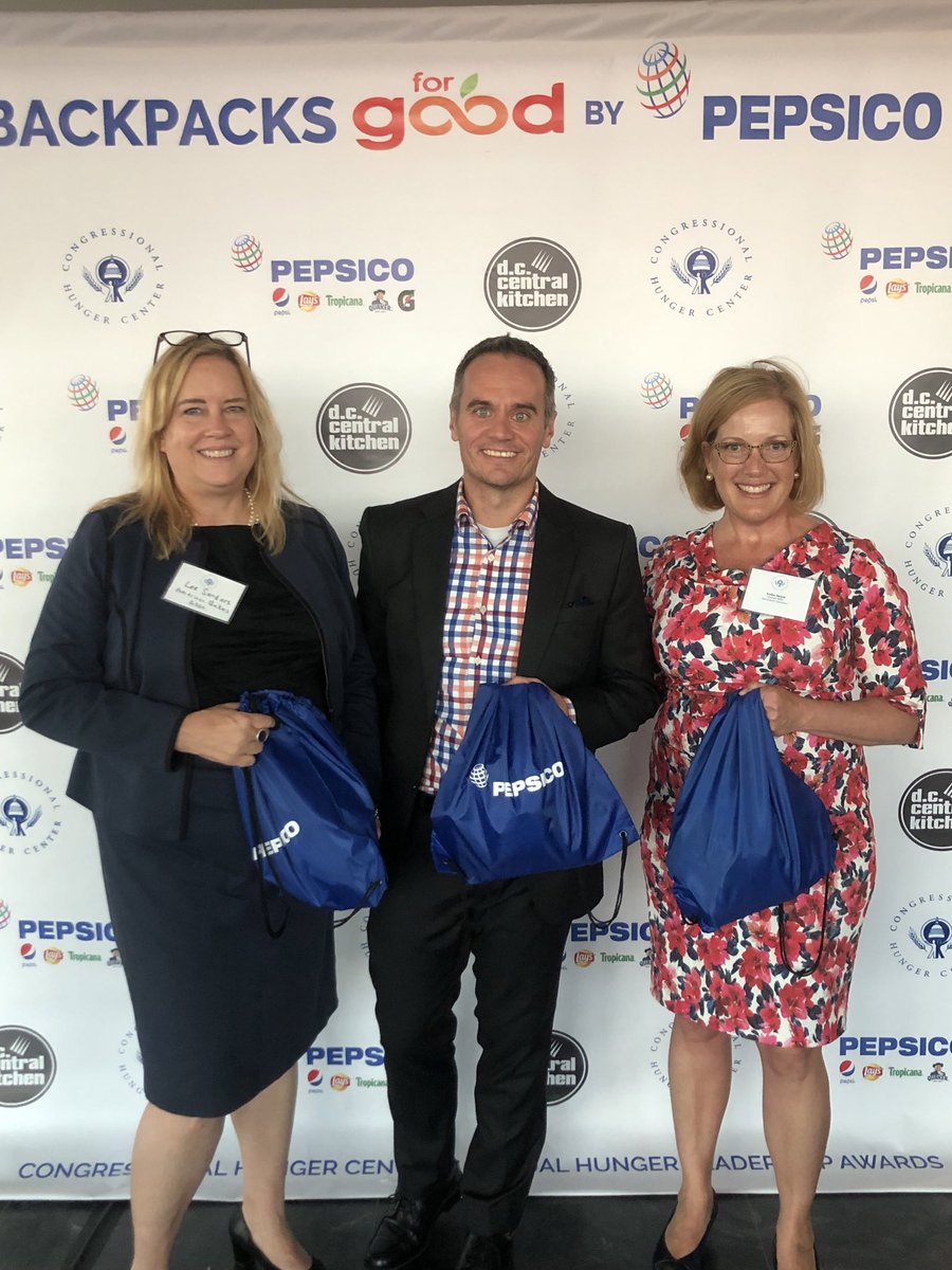 LeeSanders_SBW's tweet photo. It was great to attend this year’s #CongressionalHungerCenter Hunger Leadership Awards Reception with ABA member #GeneralMills’ #ErikaBaum and #DrewFelz. Loved filling backpacks with healthy snacks for the DC summer feeding program. #TogetherForward for a hunger - free future https://t.co/riCgCwiSGq