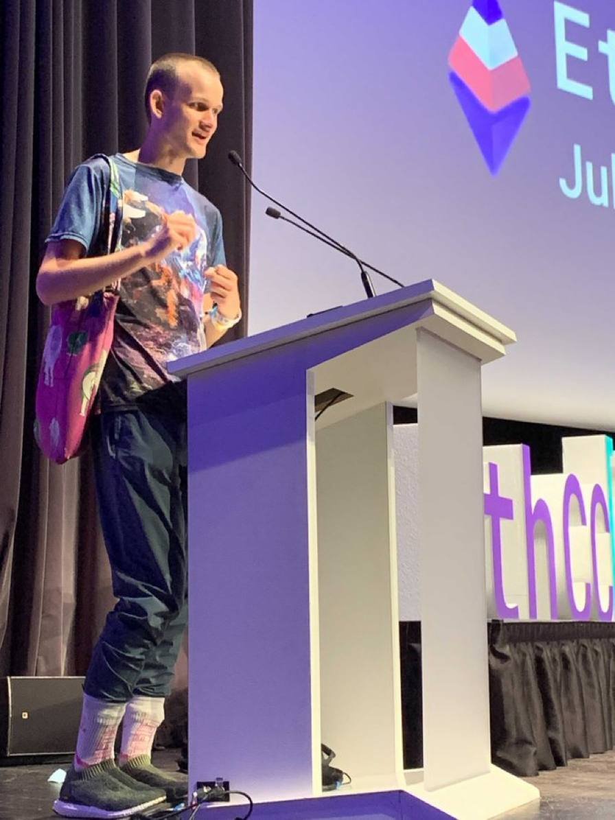 julianhosp's tweet photo. When you go on stage in this outfit, you truly know you've made it. Legendary talk by @VitalikButerin 🔥 Merge, Surge, Verge, Purge, and Splurge!! https://t.co/EaY0enO50T