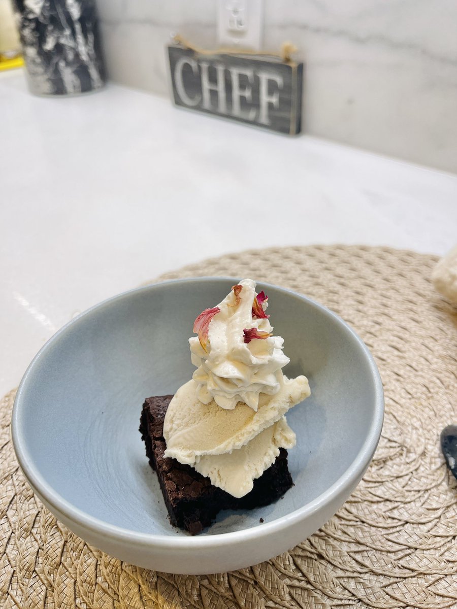 …<a href="/WholeFoods/">Whole Foods Market</a> vegan brownie (warmed up) 
<a href="/Planet_Oat/">Planet Oat®</a> french vanilla nondairy 🍨
<a href="/WholeFoods/">Whole Foods Market</a> oat milk whip 
rose petals 💁🏽‍♀️🤌🏽
