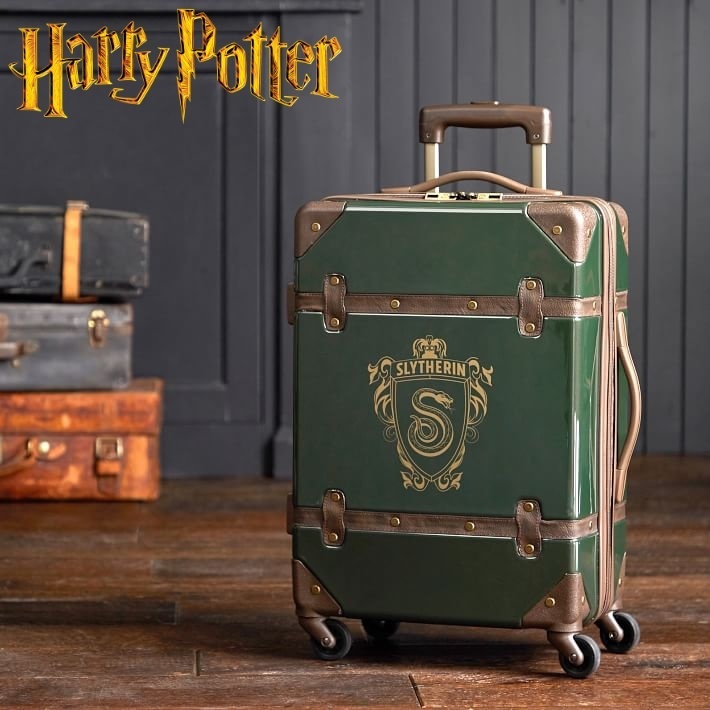 直筆サイン入り ファンタスティックビースト トランクケース ハリーポッター スリザリンの紋章入りスーツケースをご紹介♪ 〜機内持込みサイズの62L