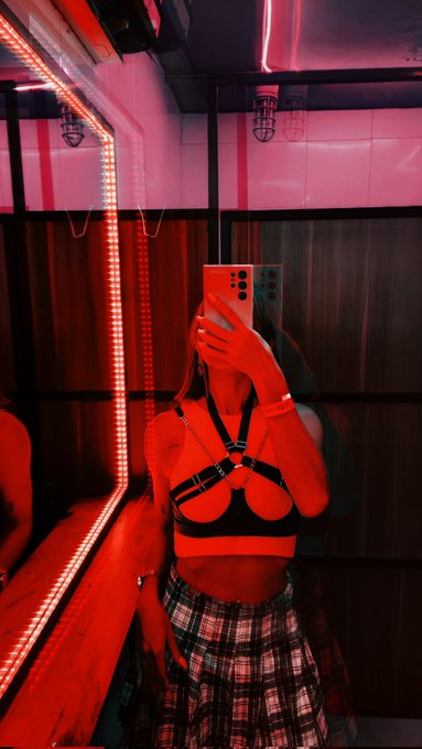 did you like my outfit last night? https://t.co/0scSfKoDRV<a href="/tag/feet"class="tags"><span>#feet</span></a><a href="/tag/happysaturday"class="tags"><span>#happysaturday</span></a><a href="/tag/felizsabado"class="tags"><span>#felizsabado</span></a>