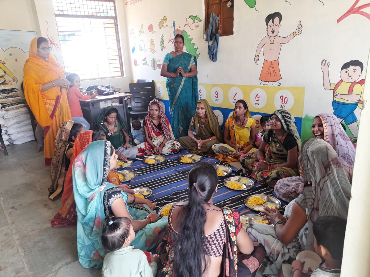 Amy23145192's tweet image. ઝાલોદ તાલુકામાં પોષણ સુધા યોજના અંતર્ગત સગર્ભા અને ધાત્રી માતાઓને આંગણવાડી કક્ષાએથી રોજ એક સમય ગરમ ભોજન  આપવામાં આવે છે. જેથી માતા ના પોષણમાં સુધારો આવે અને કુપોષણ નો દર ઘટે.  જીલ્લો દાહોદ. @nirala_kk @DahodDdo @CollectorDahod @WCDGujarat