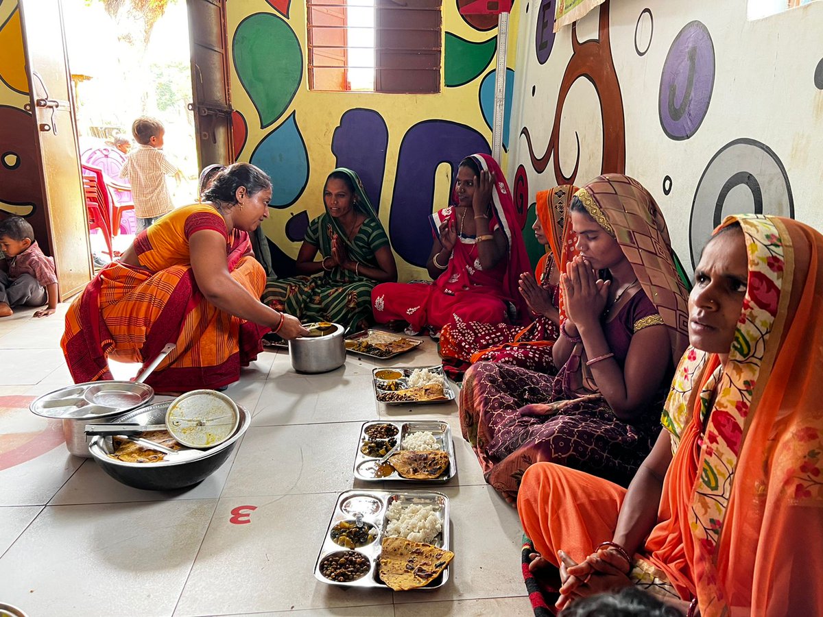 Amy23145192's tweet image. ઝાલોદ તાલુકામાં પોષણ સુધા યોજના અંતર્ગત સગર્ભા અને ધાત્રી માતાઓને આંગણવાડી કક્ષાએથી રોજ એક સમય ગરમ ભોજન  આપવામાં આવે છે. જેથી માતા ના પોષણમાં સુધારો આવે અને કુપોષણ નો દર ઘટે.  જીલ્લો દાહોદ. @nirala_kk @DahodDdo @CollectorDahod @WCDGujarat