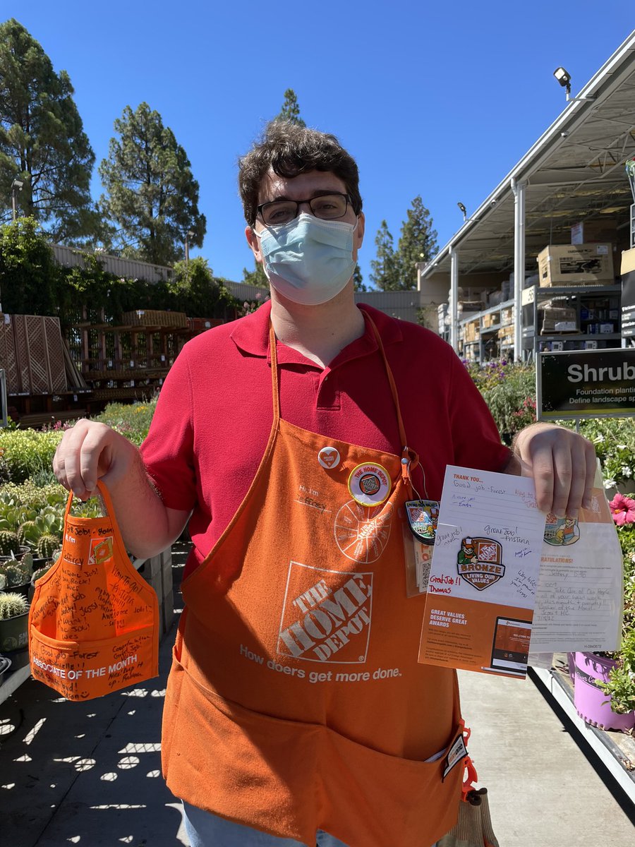JessiShute's tweet photo. Jeffrey, cashier at 1009, getting his 1st BRONZE Award, a Homer for “Excellent Customer Service” &amp; his Associate of the Month apron! #LivingOurValues #Hillsdale1009 #RocknRookie #FrontEnd https://t.co/FF5br964bP
