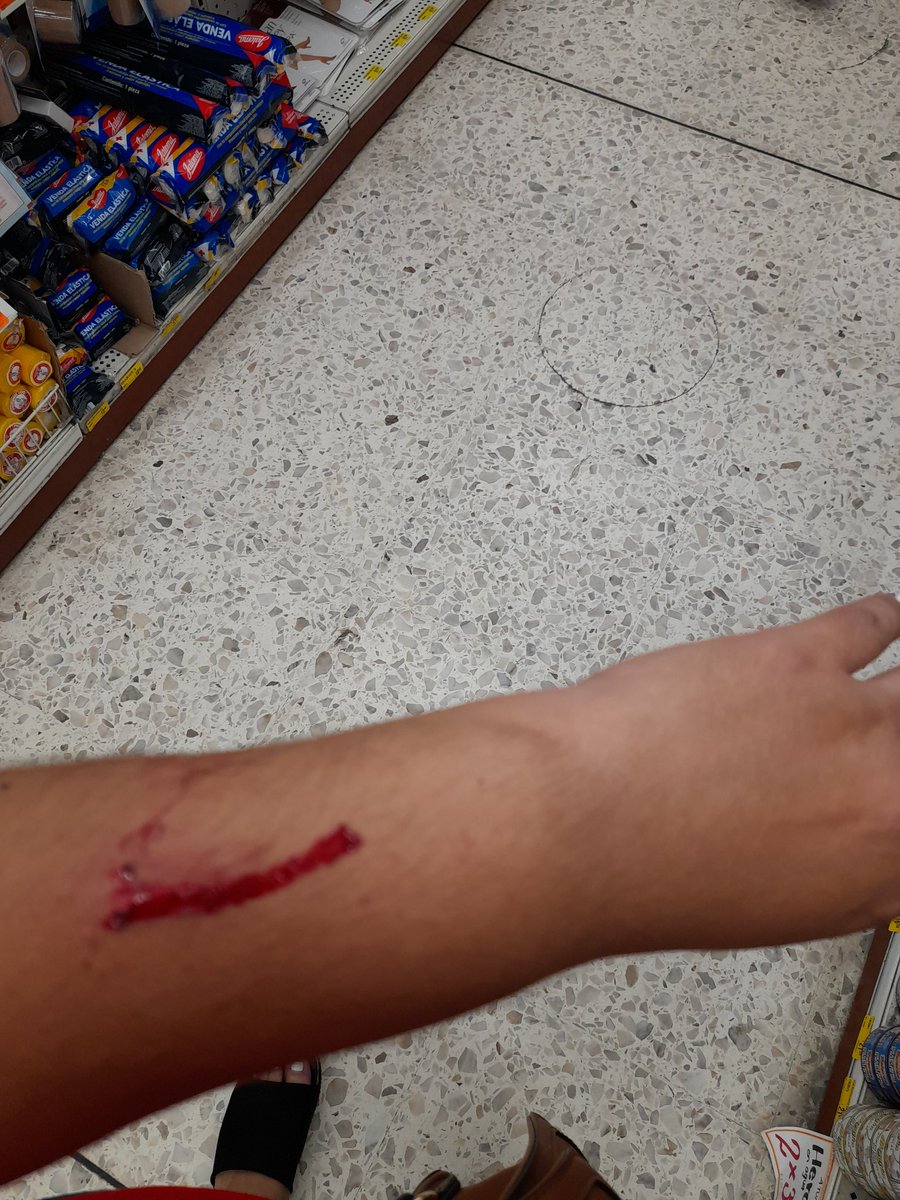 grisjarero's tweet photo. Lo ocasionado por una vara de los cuetes el día de hoy al ir pasando por la parroquia lo bueno q según  eso están al pendiente de la integridad de los ciudadanos 😡 @SergioChavez_D @gobierno_tonala @SeguridadTon @tonaladehoy https://t.co/3Un5ELBdmn