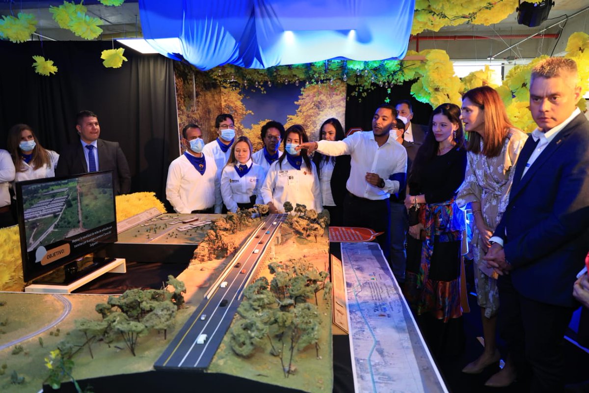 juanesgil1's tweet photo. En el marco de su visita, la Ministra asistió a la #FeriaDeLogros @InviasOficial, para conocer los proyectos de infraestructura que se exhiben. https://t.co/TgXQKWXoAV