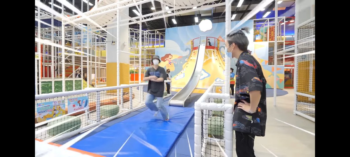 PromMarkLatam's tweet photo. Esta parte me dio mucha risa, Mark se deslizó primero y se paso derecho jaja mientras que Prom se paro jajajaja y Mark se moría de risa 🤣🤣🤣🤣
#PartofMeEP3
#prompayy #MSIWAT https://t.co/6cKZStcFvf