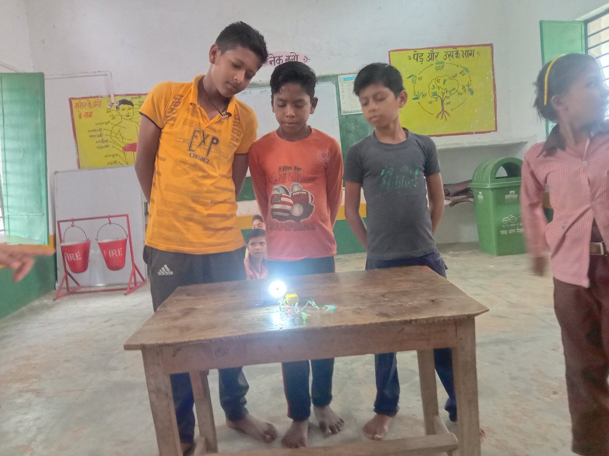 विद्यालय के बच्चों द्वारा बनाया गया LED LIGH System