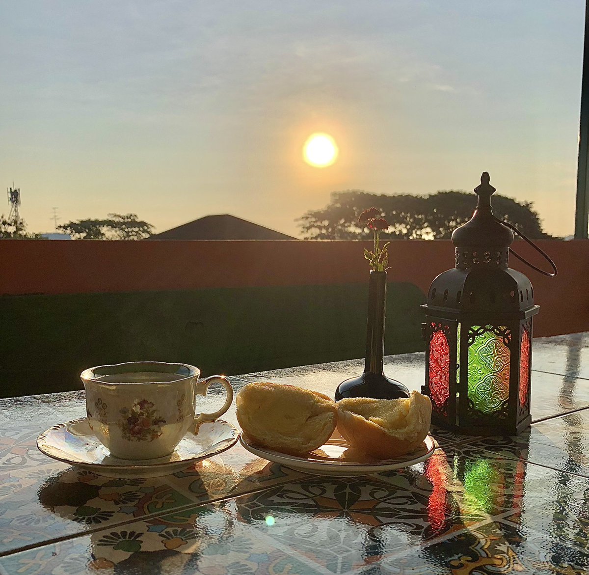 Monet1882's tweet photo. กาแฟยามเช้าง่ายๆที่บ้านค่ะ ☕️🥯🌞🌈🥀🪴🍃🌿❤️😘
#goodmorning
#sunrise #sunrisepics
#CoffeeTime
#CoffeeLover
#myhouserooftop https://t.co/lFP01mX8ss