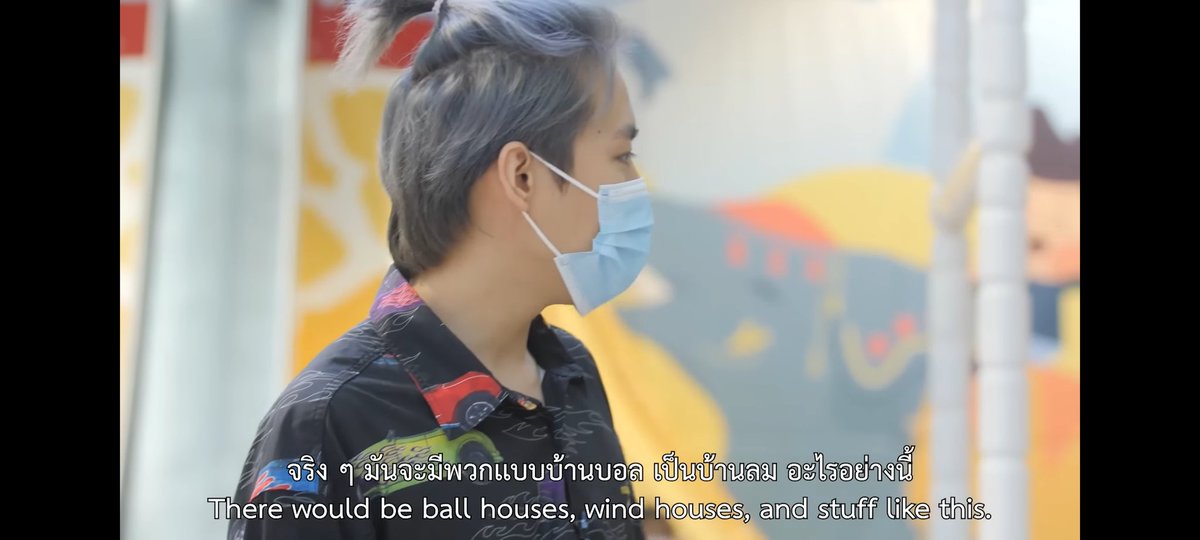 PromMarkLatam's tweet photo. 🗣: han jugado a esto anteriormente?
🖤: vivo en Chonburi, hay muchos templos ahí, pero también hay casas de pelota, casas de vientos y cosas así. El viento hace que rebote mucho..
🦖: el viento no ayuda mucho
🖤:si
🦖: en mi caso nunca he jugado en algo como esto
#PartofMeEP3 https://t.co/6xg4vmZ5wp