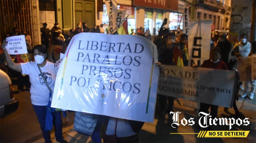 LosTiemposBol's tweet photo. #Cochabmaba 
Conade y otros sectores marcharon en rechazo a la “persecución política” y por la libertad de los presos políticos.
📸José Rocha - Los Tiempos https://t.co/jQhXchS02w