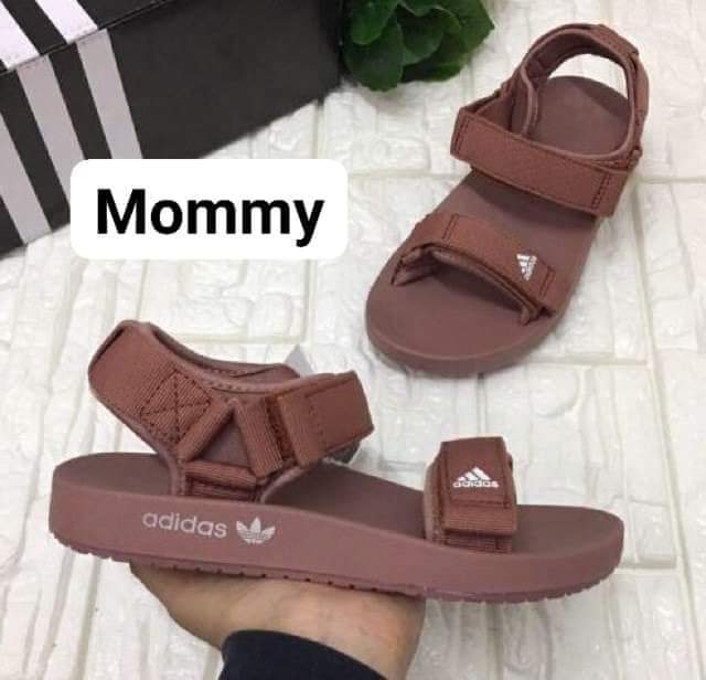 najwafdzl's tweet photo. I terjumpa sandal sedondon for little family. sumpah cute gila weh. nice pulak tu color dia. sesuai buat OOTD nanti 🤪🤭 https://t.co/N37uuKZ82w