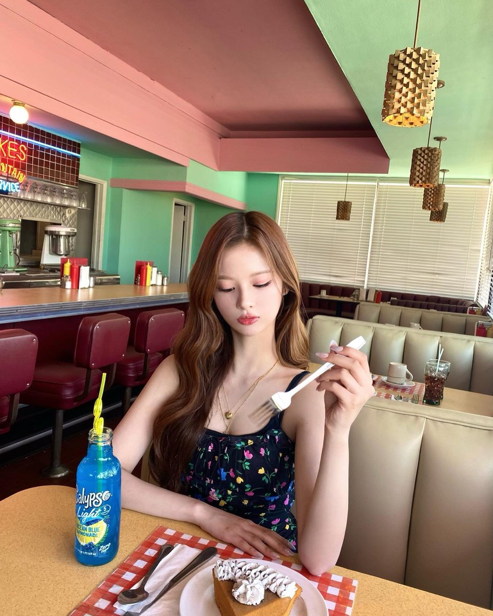 NMIXX official instagram update with Sullyoon