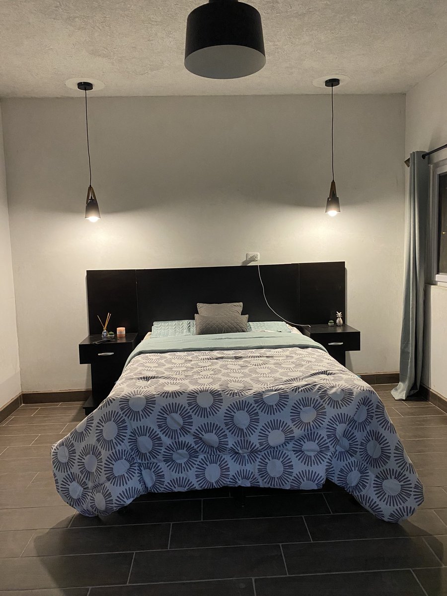LuVelcasti's tweet photo. Aguantenselaaaaa, ya tengo cama amigos, Obvis le tenia que hacer todo un diseño a mi cuarto, que ser directora de arte sirva de algo jajajaja falta pero ya vamos avanzando https://t.co/BC1JoEUxBS