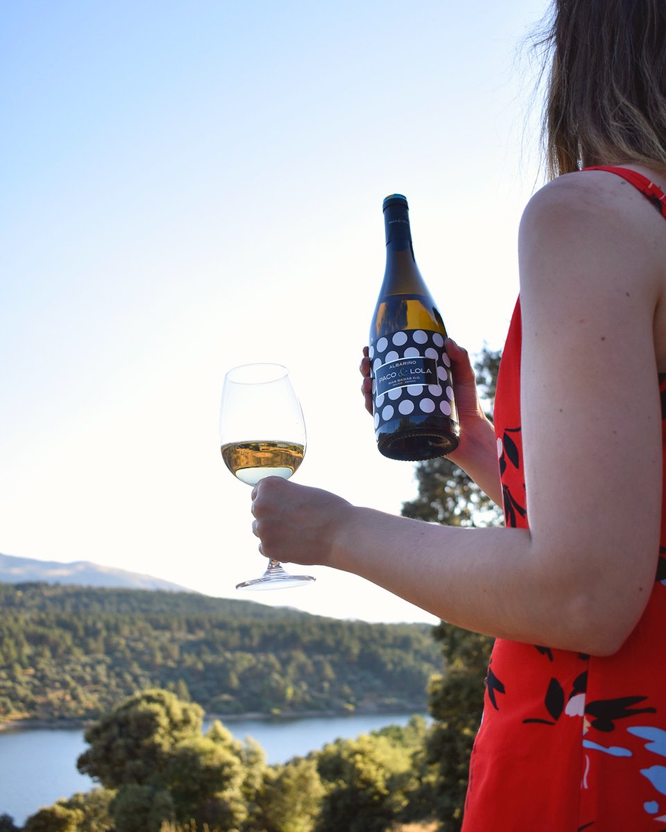 compravino_es's tweet photo. El verano está para disfrutarlo... Y un Albariño de Paco&amp;Lola nunca siente nada mal 🤤💚

https://t.co/NF9TArPQpI https://t.co/BCvAdkfIDU