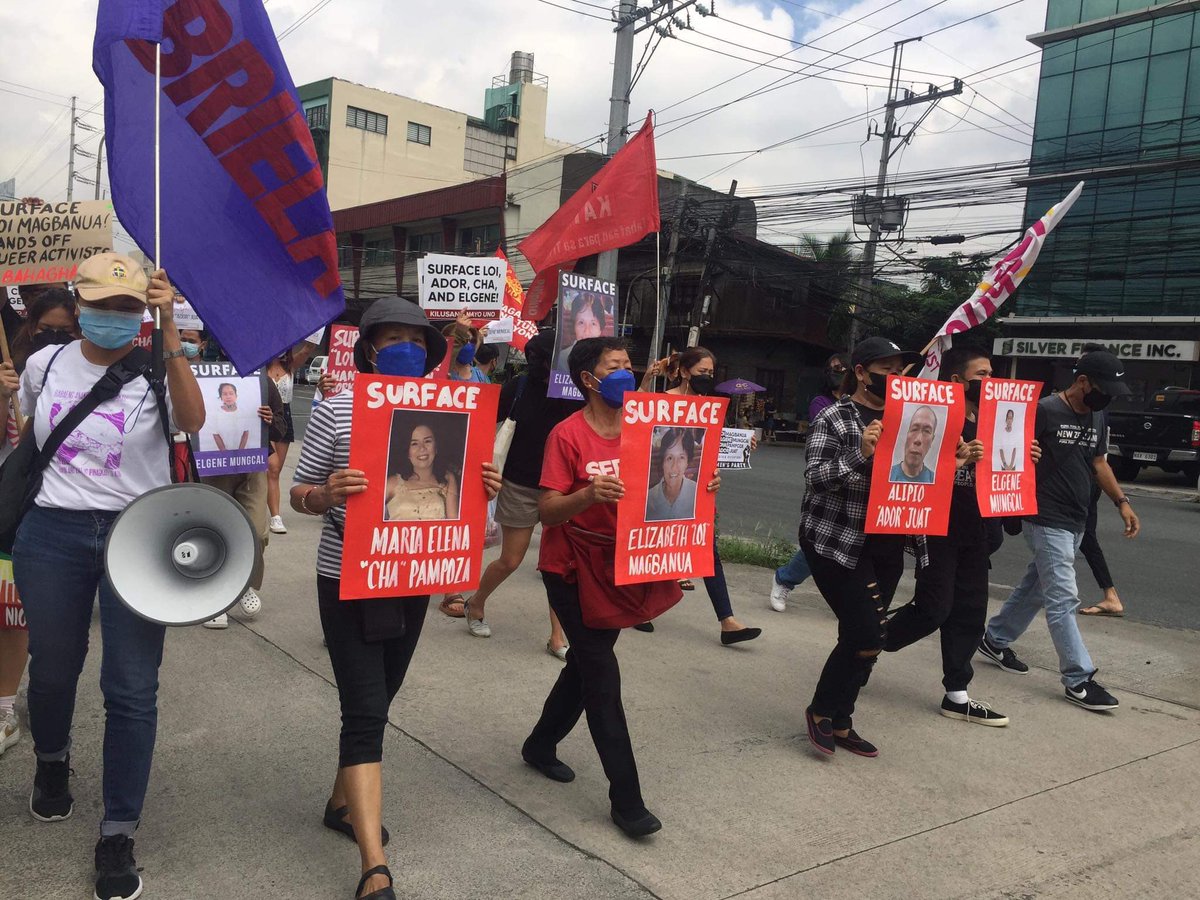 PS_Pampanga's tweet photo. TINGNAN: Tumungo ang mga kamag-anak at kasama nina Loi, Ador, Cha, at Elgene sa harap ng Camp Aguinaldo upang ipinawagan ang kanilang agarang paglitaw at pagkundena sa Extra-Judicial Arrest and Detention (EJAD).
#AbolishNTFELCAC
#StopTheAttacks
#HandsOffCL
#SurfaceMoncada2 https://t.co/50JkGwHh2n