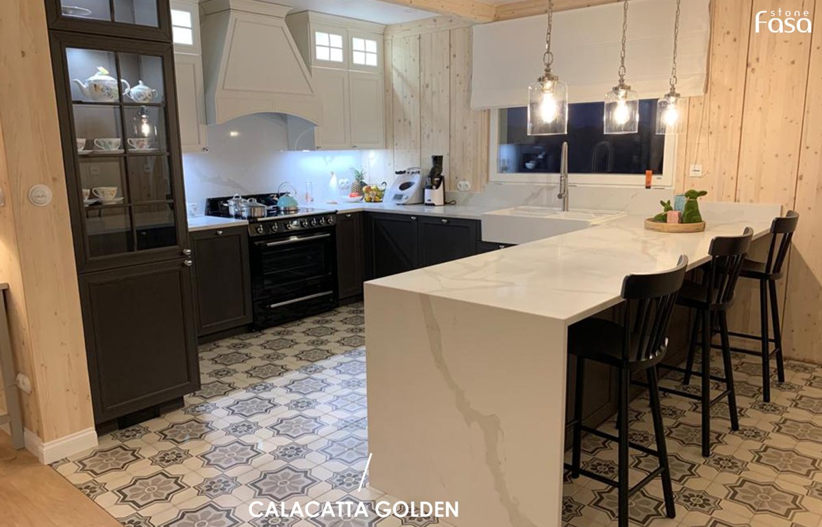FasaStone's tweet image. Warm light shine on calacatta island, the classic kitchen look more homey.
#kithchen #cuisine #quartzcountertop #calacatta #quartzstone #artificialquartzsurface #quartzisland
fasastone.com