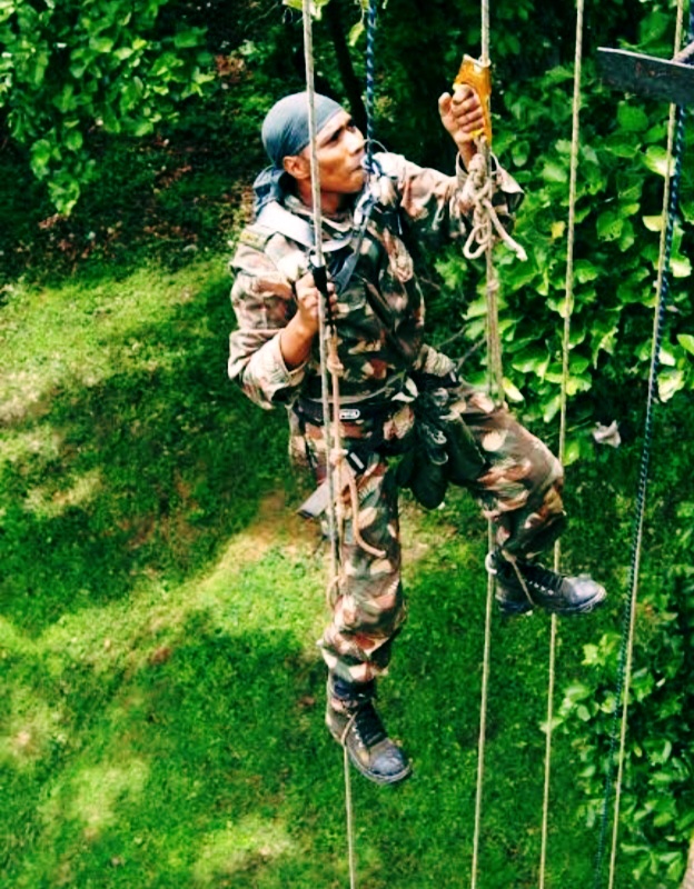 BSF_TCS's tweet image. #PicoftheDay

&quot;मुश्किल नहीं है कुछ दुनिया में, तू  जरा हिम्मत तो कर ।।
ख्वाब बदलेंगे हकीकत में, तू जरा कोशिश तो कर ।। &quot; 

सीमा सुरक्षा बल-- सर्वदा सतर्क..

#Bsf
#commandoTraining
#NationFirst
#FirstLineofDefence
#capf