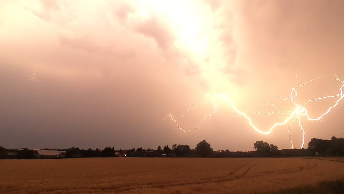 Am Mittwochabend konnte ich diesen schönen ground-to-cloud Blitz einfangen. Habe Gott sei dank kurz vorher die Kamera noch richtig positioniert! /ST