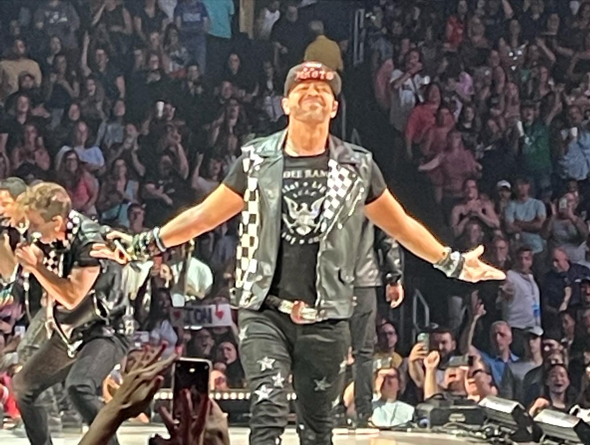 Subee121's tweet photo. ⁦@DonnieWahlberg⁩ You wanted to give me a hug, didn't you? I'm ready and waiting! #Nkotbmixtapetour ⁦@NKOTB⁩ https://t.co/znYtASQqK0
