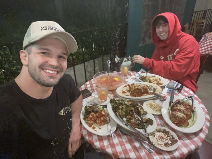 Who wants to see some hot steamy Action between me and my Straight buddy @graysonfuckz 🤓??? https://t