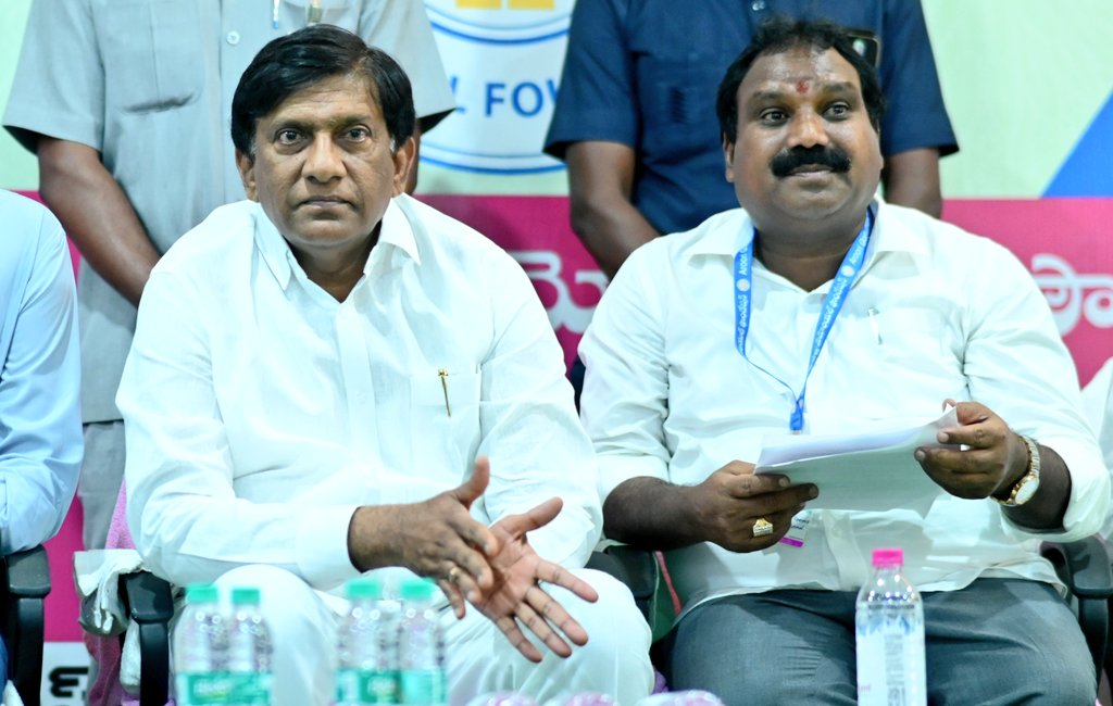 ArooriRamesh's tweet photo. తెలంగాణ ఉద్యమంలో అధినేత #KCR గారి అడుగులో అడుగై...బంగారు తెలంగాణ నిర్మాణంలో తన వంతు పాత్ర పోషిస్తున్న మా నియోజకవర్గ బిడ్డ,రాష్ట్ర ప్రణాళిక సంఘ ఉపాధ్యక్షులు @vinodboianpalli గారికి జన్మదిన శుభాకాంక్షలు.💐
Wishing you a healthy,happy,peaceful and long life in public service 💐💐💐 https://t.co/C3AJB5xIJm