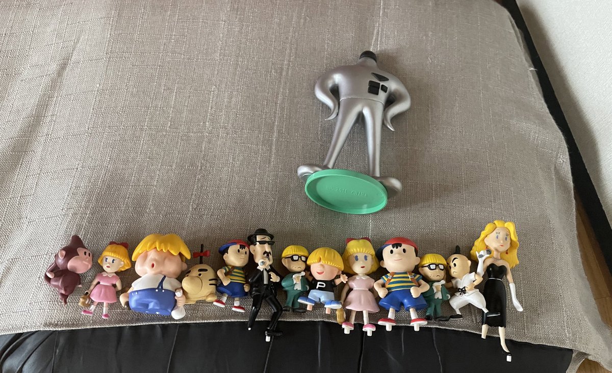 bosama165's tweet photo. 5歳姪が勝手に写真撮ってた、、
この写真の題名は
『ギーグ様の大冒険』
らしい(笑)

#MOTHER2
#ヴィーナスは脚折られてしまった
#スターマンの存在感
#ギーグ様の大冒険
#じわじわくる
#最近一緒にプレイしてるよ https://t.co/GeimlzxGnb