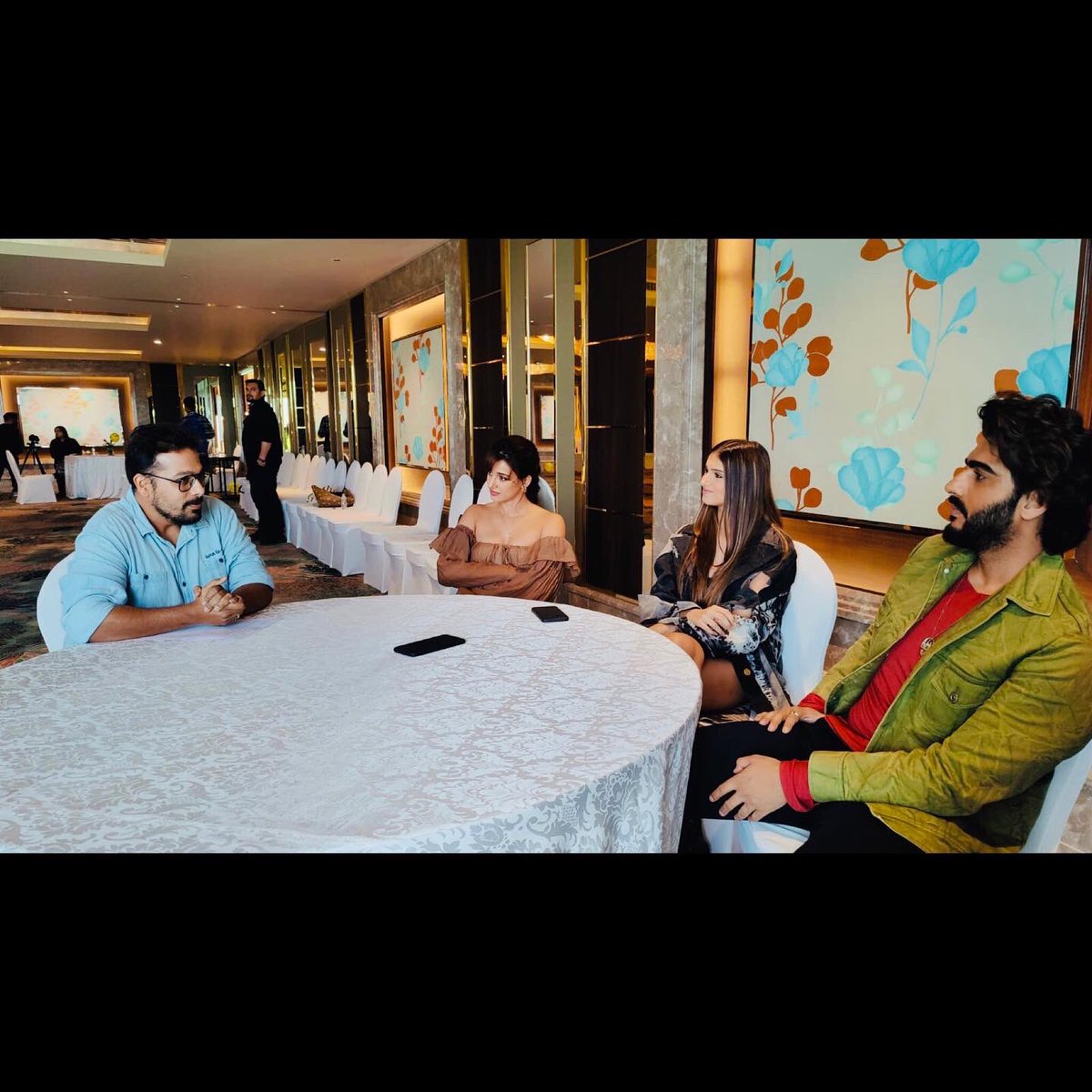 totalthilwa's tweet photo. What fun it was to meet you guys @arjunk26 @TaraSutaria @DishPatani 😇🤘🏻
Missed @TheJohnAbraham 🙃
#EkVillainReturns #ArjunKapoor #TaraSutaria #DishaPatani #RJTathagat #RedFM #RedFMIndore https://t.co/uuaZ8Bx9in