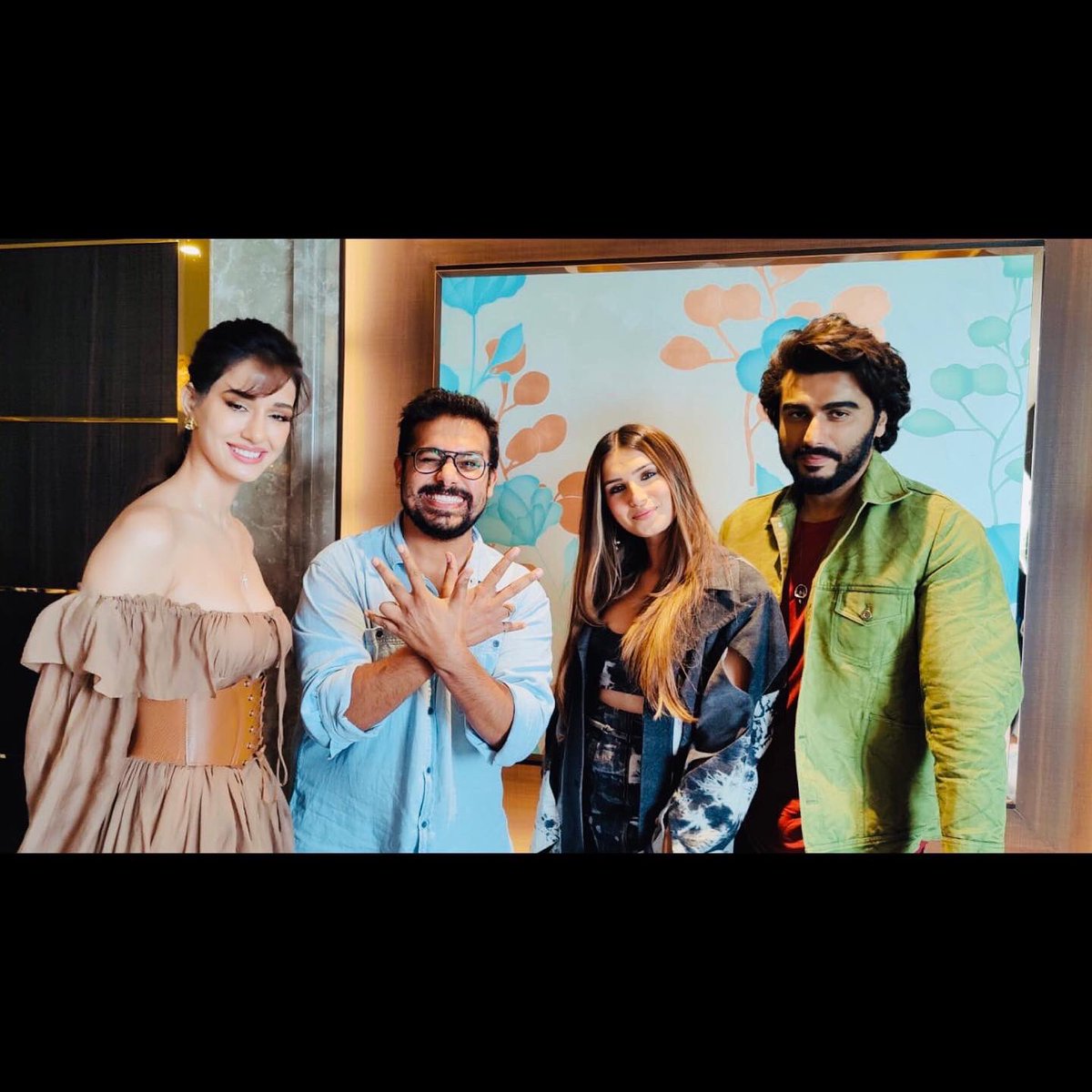 totalthilwa's tweet photo. What fun it was to meet you guys @arjunk26 @TaraSutaria @DishPatani 😇🤘🏻
Missed @TheJohnAbraham 🙃
#EkVillainReturns #ArjunKapoor #TaraSutaria #DishaPatani #RJTathagat #RedFM #RedFMIndore https://t.co/uuaZ8Bx9in