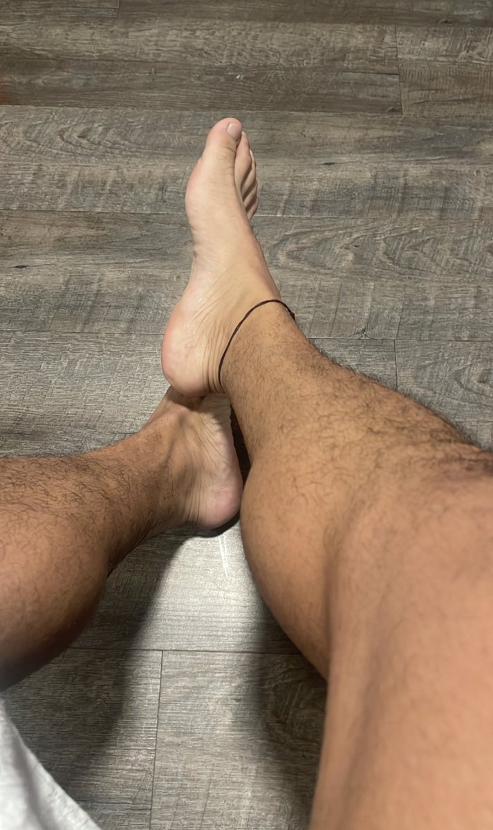 tuffguy3's tweet image. Someone come rub my feet.