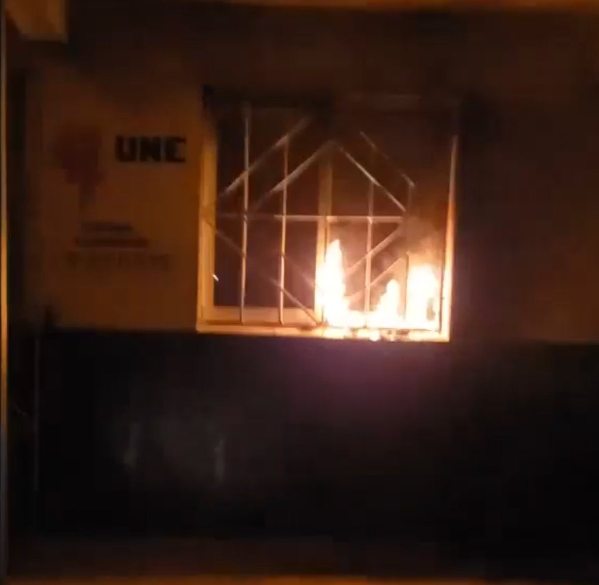 Mi_Cuba_Libre's tweet photo. #ULTIMOMINUTO incendian oficina de la Empresa Eléctrica en Tapaste, Provincia Mayabeque. https://t.co/2ynOuCNH8Q