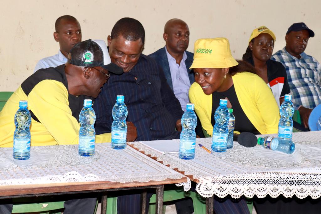 nduyamuthama's tweet photo. 1/2 While discussing the criterion for the upcoming election with the Kamba community living in Embu County, i urged them to vote for #KenyaKwanza Govt as part of a roadmap towards this election. #KambaNation has for years been excluded from talks of reforms in this country. https://t.co/AAOE38w224