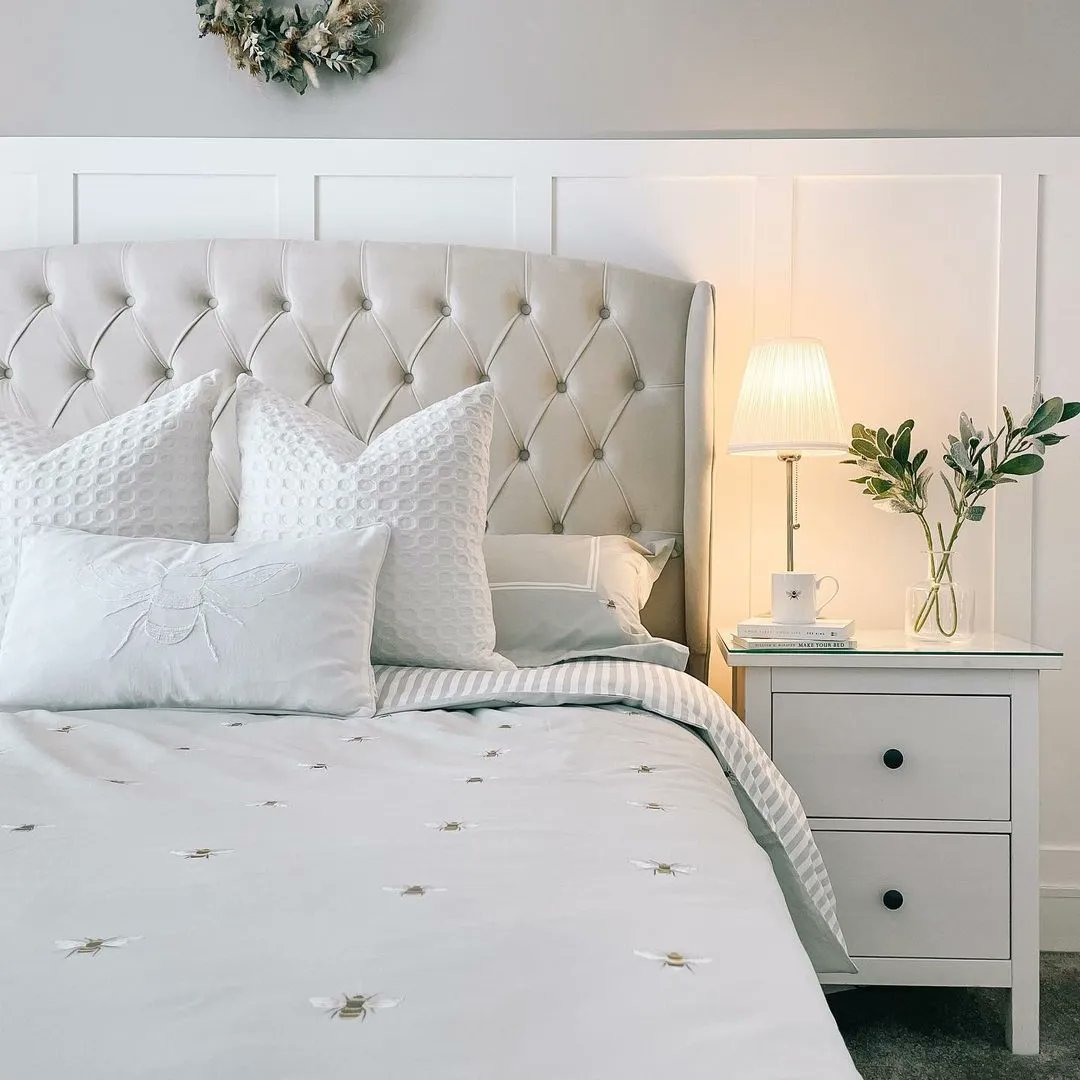 Bring the summer vibes indoors with our bees bedding! Mustard or duck egg blue? We can't decide which we love most! 🐝
#sophieallport #beesbedding #bees #bedroom #bed