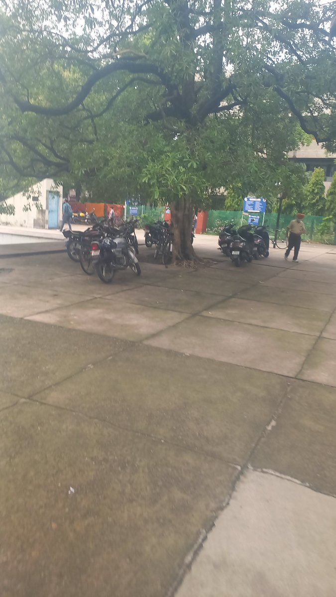 KhamishT's tweet photo. @trafficchd Today too dear traffice police no improvement is this law and order of this sector 
Location ts central library sector 17 chd 
Date 22 July 2022 https://t.co/5T0QgG2UtC