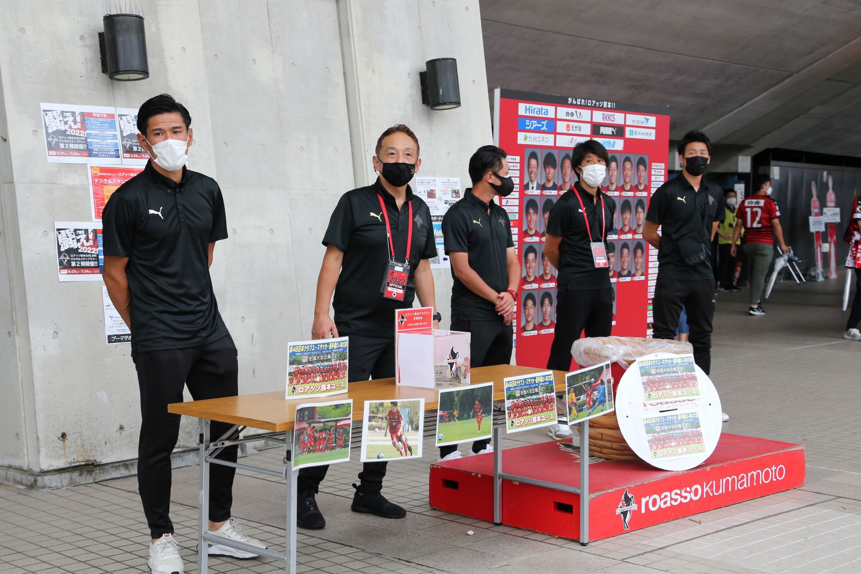 ロアッソ熊本 Official ユース ロアッソ熊本ユース は第46回日本クラブユースサッカー選手権 U 18 大会に向け 本日出発しました 前節の試合前にユース選手たちがピッチで報告をしました コンコースでは募金活動を実施し 次節 7 24金沢戦