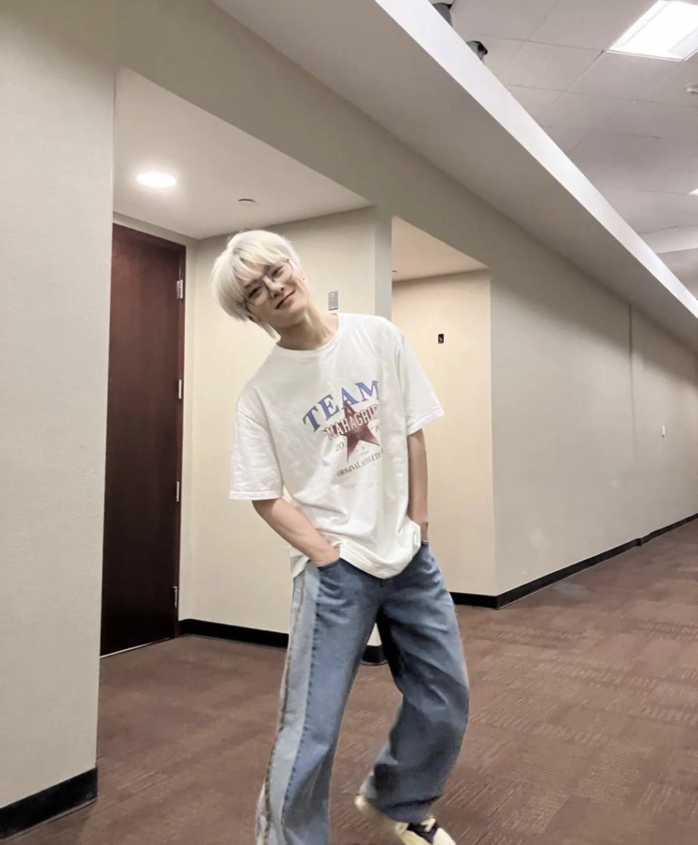 dailyseung2's tweet photo. yang jeongin is so boyfriend shaped https://t.co/YyWCSYTNbA