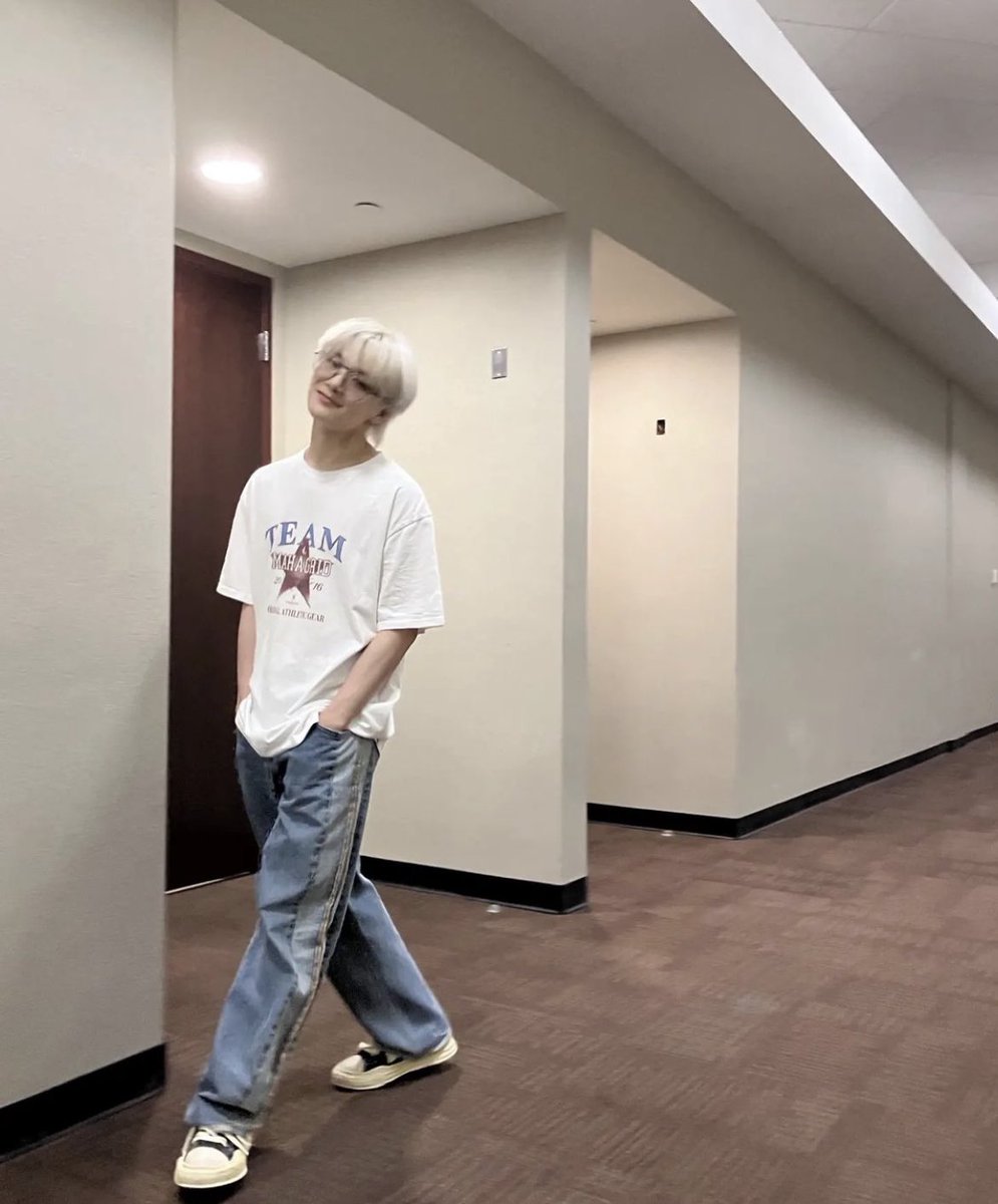 dailyseung2's tweet photo. yang jeongin is so boyfriend shaped https://t.co/YyWCSYTNbA