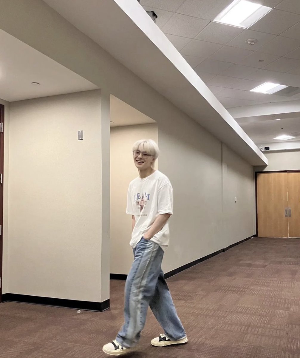 dailyseung2's tweet photo. yang jeongin is so boyfriend shaped https://t.co/YyWCSYTNbA