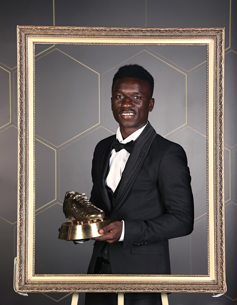 azamtvtz's tweet photo. #CAFAwards2022 Kiungo wa Simba, #POS10 Pape Ousmane Sakho akiwa na tuzo yake ya Goli Bora la Mwaka katika Usiku wa Tuzo za CAF
@CAF_Online https://t.co/bp69GEyfAI