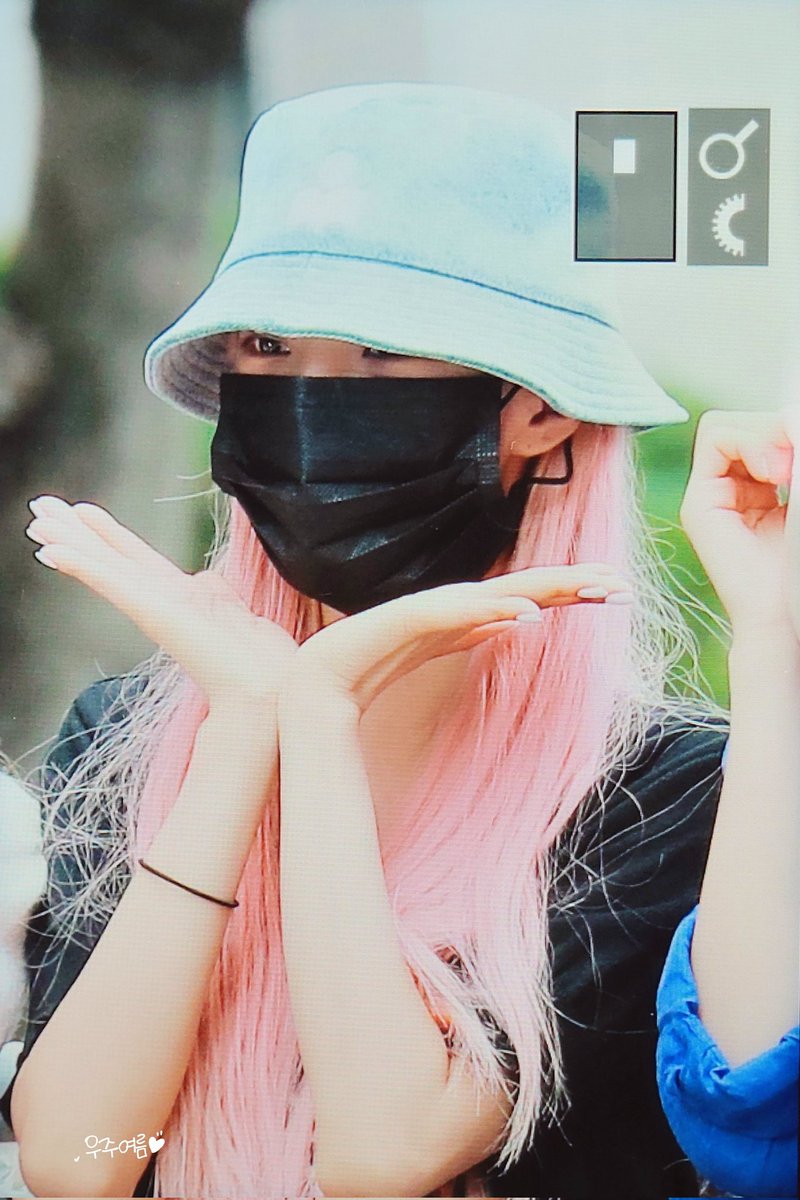 i love how expressive her glance is