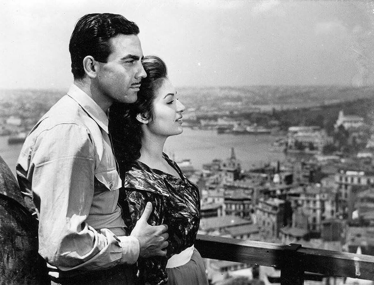 Aşkın 4 gözü:

I. Yan Yana Başka Yöne: Zorunlu bir aradalık
II. Hep O'nun Yönüne: Platonik aşk
III. Tutkuyla Yüz Yüze: Aşk
IV. Yan Yana Aynı Yöne: Mutlak sevgi