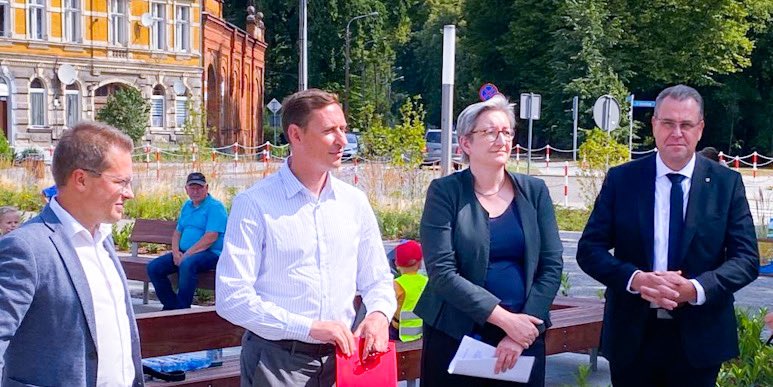 MIL_Brandenburg's tweet photo. Bundesbauministerin @klara_geywitz und Staatssekretär @RainerGenilke besuchen heute #Wohnungsbau- und #Städtebau-Projekte in #Guben/Gubin. #MIL @BMWSB_Bund https://t.co/QVEJb4BCLh