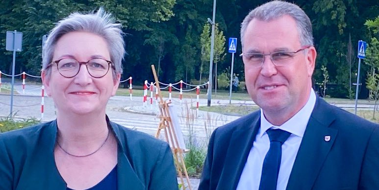 MIL_Brandenburg's tweet photo. Bundesbauministerin @klara_geywitz und Staatssekretär @RainerGenilke besuchen heute #Wohnungsbau- und #Städtebau-Projekte in #Guben/Gubin. #MIL @BMWSB_Bund https://t.co/QVEJb4BCLh