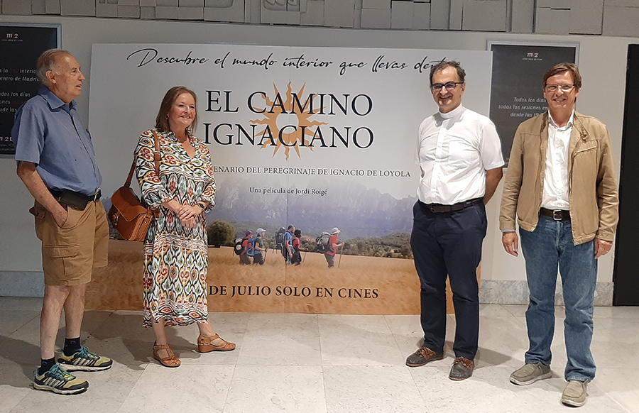 El provincial asistió ayer al preestreno del documental “El Camino Ignaciano” que se estrena hoy en 52 cines. Una oportunidad para experimentar la belleza visual y espiritual del itinerario que Ignacio de Loyola hizo de Azpeitia a Manresa en 1522. 
infosj.es/noticias/19158…