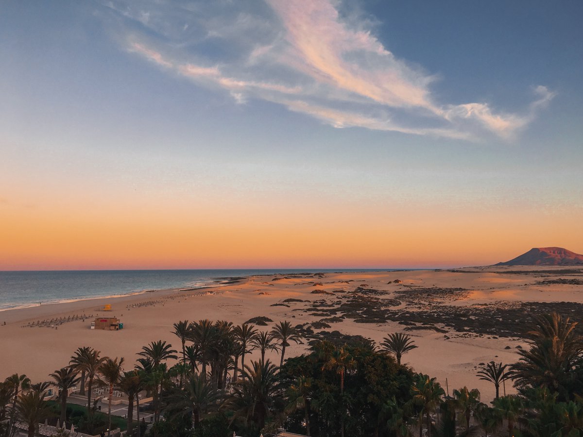 🤩Una Isla con más de 150km de playas de arena blanca y aguas turquesas, donde descubrir inmensos paisajes naturales y compartir el carácter abierto de sus gentes. Un lugar donde practicar un sinfín de actividades en las mejores condiciones. Ese paraíso es Fuerteventura.